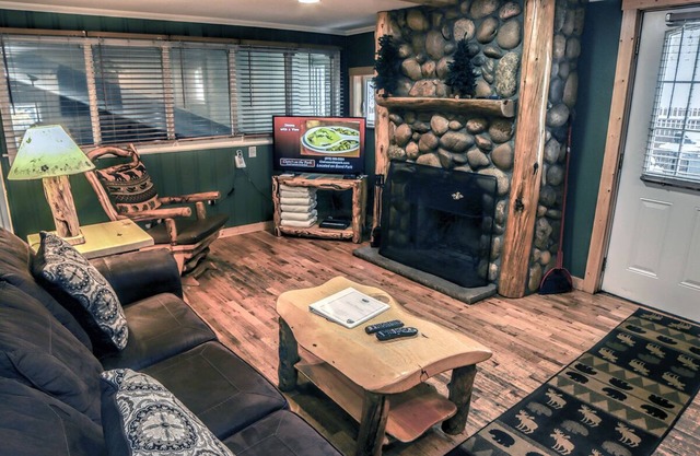 2 bedroom Chalet with Private enclosed Patio featuring a personal hot tub