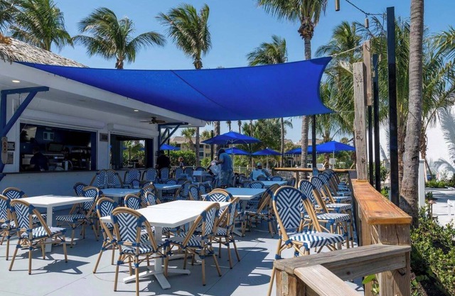2-bedroom condo, 5 min to private beach, golf, tiki new pool, hot tub fitness rm