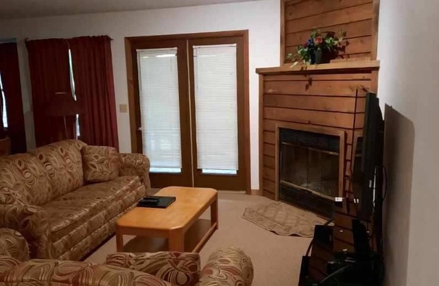 2 Bedroom Condo in Lakeside Resort Community (1 Queen, 2 Twins)