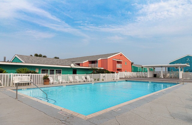 2-bedroom condo in Port Aransas with AC, complete with Margarita Station!