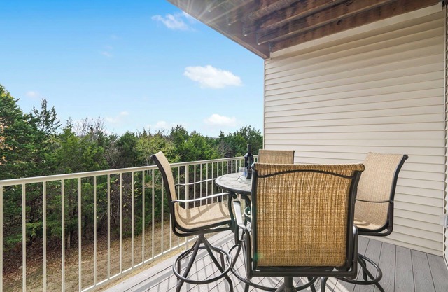 2 Bedroom Condo w Deck & Wooded Views-Free Attraction Tickets-Close to State Park Marina