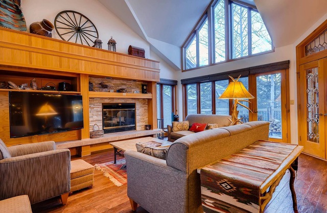 2 Bedroom Condo with Gas Fireplace + Hot Tub!