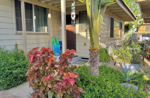 2-bedroom cottage in Ewa Beach with AC, parking