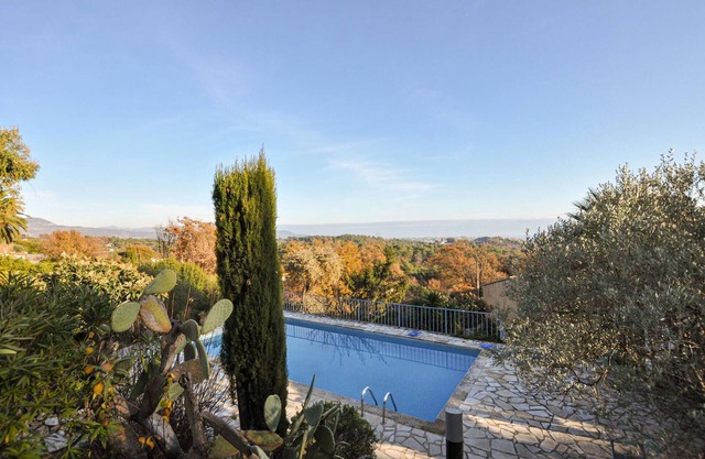 2 bedroom cozy apartment in La Gaude