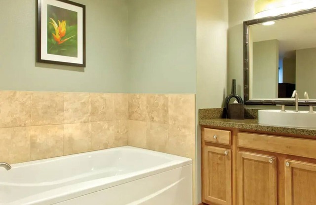 2 Bedroom Deluxe Lower Level - Full Kitchen - Waikiki Beach WalknAUG 17 to 24