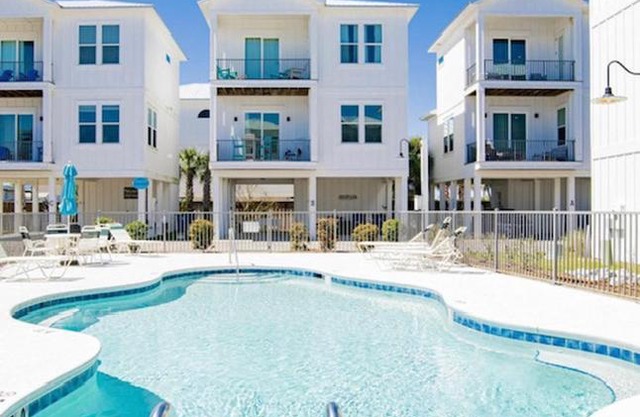 2 Bedroom Dog Friendly Cottage with Bunks, Sleeps 10, Heated Outdoor Pool, Walk to Beach