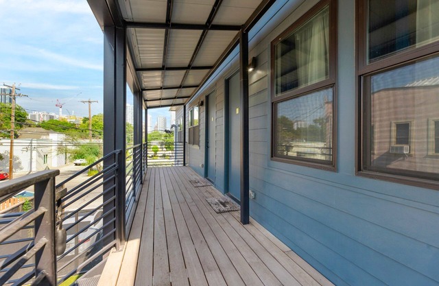 2-Bedroom East Austin Condo-Free Parking