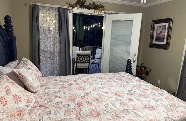 2-bedroom farmhouse on the Chattahoochee River. Kayaking, fishing, hot tub.