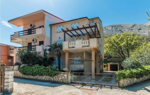 2 Bedroom Gorgeous Apartment In Bosana