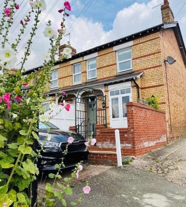2 bedroom Hidden Gem in Stamford with parking
