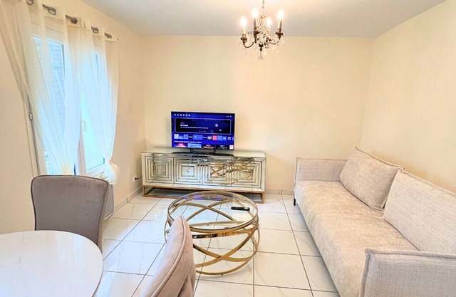 2 Bedroom Home: Stay 15min train ride from Paris with WiFi