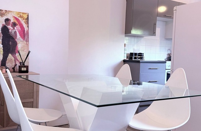 2 Bedroom House - Your Home Away from Home in Bristol!