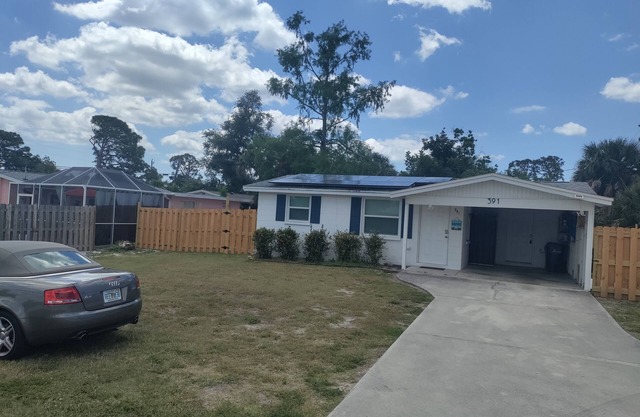 2 Bedroom in Olde Englewood minutes from the beach with privacy fenced yard.