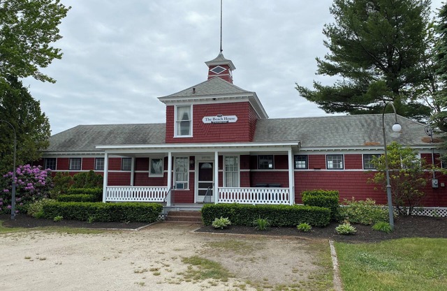 2 Bedroom Lakeside cottage at the 500 acre Poland Spring Resort with lots of onsite activities!