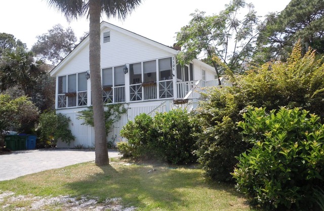 2 Bedroom Lovingly Restored 1925 Cottage 1 1/2 Blocks From Beach