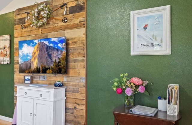 2 Bedroom Mountain Cabin with Wellness Retreat Upgrades Near Yosemite and Dodge Ridge Ski Resort