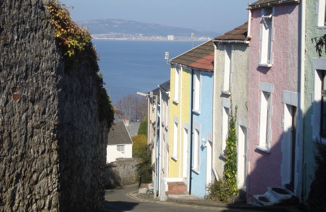 2 bedroom, original cosy cottage, sundeck, views, world-ranked beaches