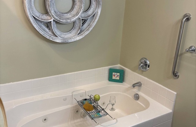 2-bedroom resort in delightful Williamsburg with I/O Pools, AC, fitness room