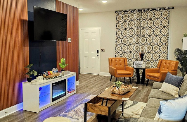 2-bedroom townhome with WiFi. Close to Army base and Hwy. 45 mins to Nashville.