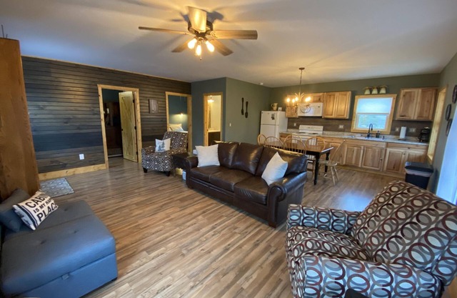 2 Bedroom w/King, 1 Bath across from Visitors Center- 4-Night Stay Discounts
