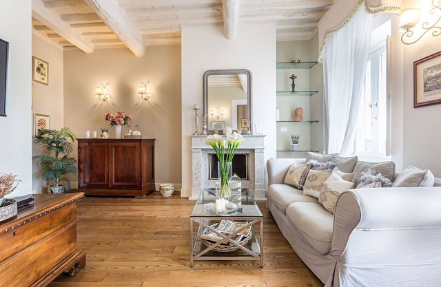 2 Bedrooms 2 Bathrooms Romantic Apartment with Terrace and Parking in Lucca