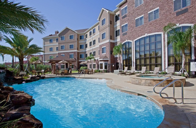 2 Bedrooms | Free Breakfast + Outdoor Pool