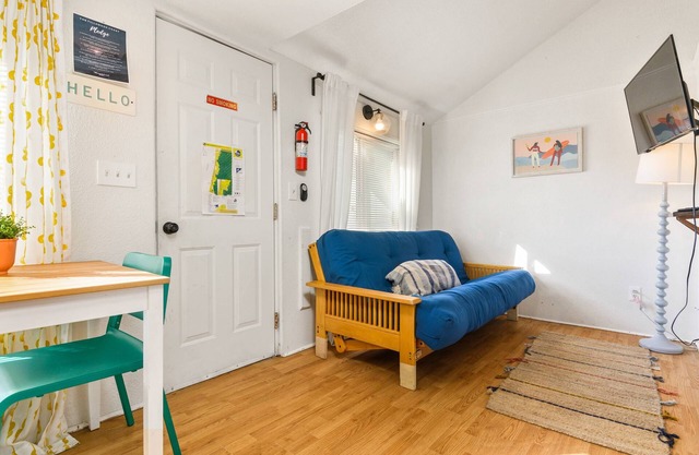 2 Blocks From Beach, Unit #6, Pet Friendly, Great Location, WiFi, Kitchen