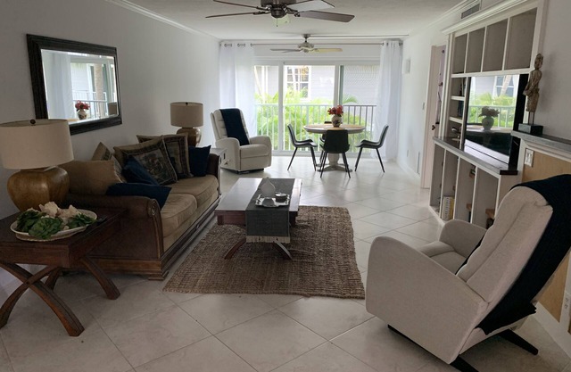 2 blocks to the beach and Fifth ave in Olde Naples