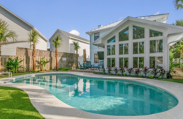 2 Blocks to Beach w/Heated Pool & Putting Green