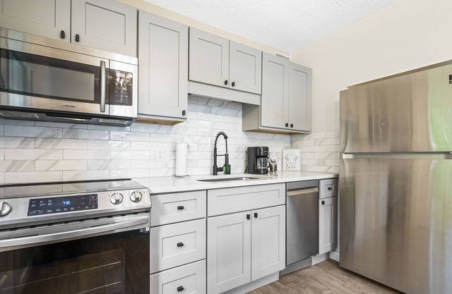 2 Br BeachHouse Bungalow | Jax Beach | Atlantic Beach | .5m to beach
