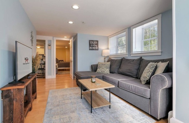 2 BR Condo & 3 min Walk to Downtown SWH [Low Tide]