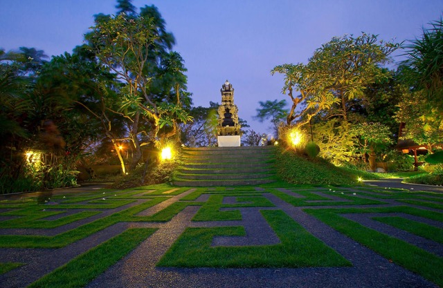 2 BR Private Pool Villa, 5 mnts walking to the beach and Seminyak shopping area