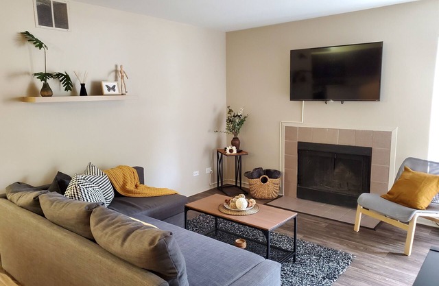 2 BR W/Washer Dryer, Fireplace, Close To It All, Monthly Stays Welcome