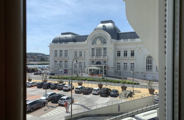2 CHAMBRES/2 BEDROOOMS FLAT VIEW ON PORT AND CASINO HOTEL SPA