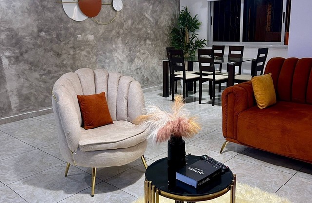 2 chambres salon angré chu au rez de chaussée