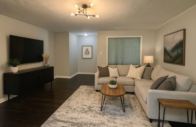 🛏 2 cozy bedrooms (1 King & 1 Queen) and 1 bathroom 🍳 Spacious kitchen stocked for cooking and dining in 🛋 Large living room for lounging after a long day. 🚗 Garage parking and easy access to town 🐶 Dog Friendly with Fully Fenced Ya