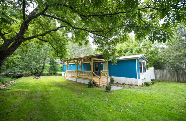 2 Creeks! Great Porch, Just outside Montreat gate!