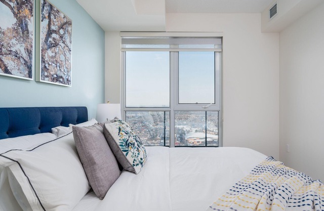 2+DEN, 2 BATH, PARKING, HIGH FLOOR WITH VIEW
