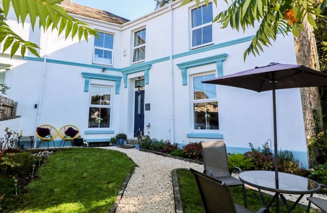 2 EMMA PLACE, pet friendly, with open fire in Bodmin