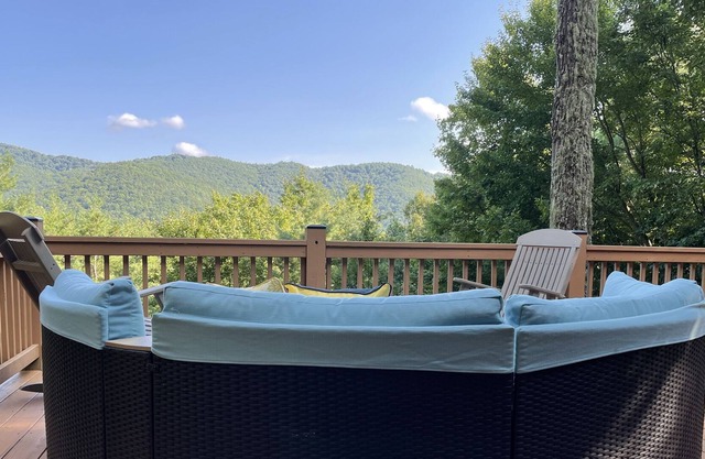 2 En-Suite Masters! Gorgeous Mountain View! Dogs Ok. Updated 2022. Secluded.