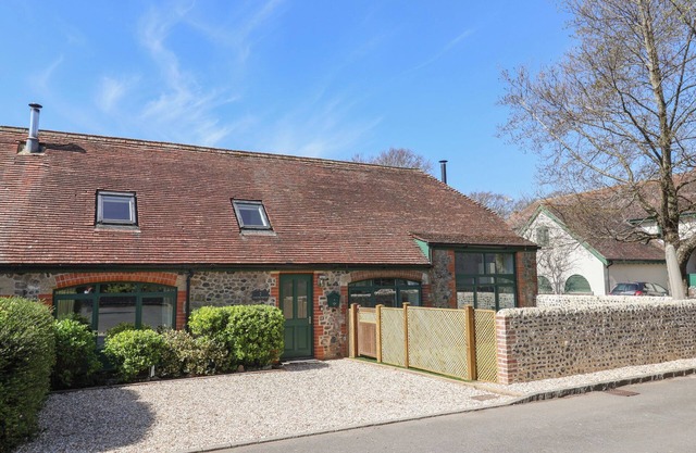 2 ENGINE HOUSE, pet friendly, with open fire in Lyme Regis