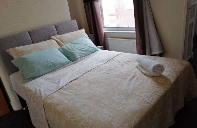 2 Ensuites Bedrooms - Cosy Homes - Home away from home, Sleeps 6