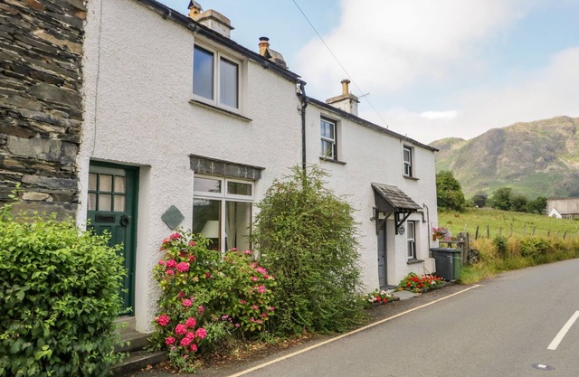 2 GATESIDE COTTAGES, pet friendly, with a garden in Coniston
