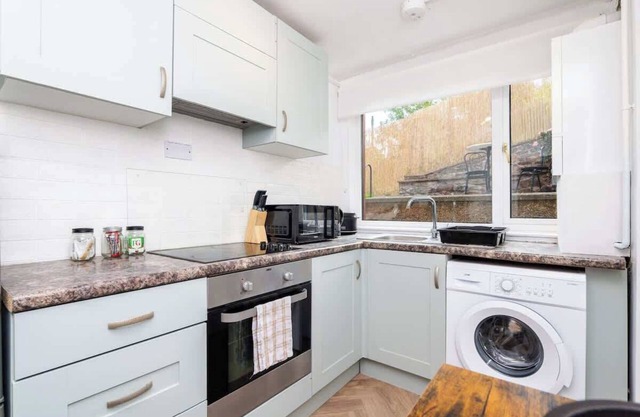 2 Bedroom House - Free Parking