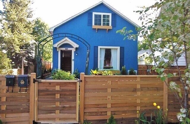 2 Houses for the price of 1! Downtown! Walk! Free bikes! Renovated 2023!
