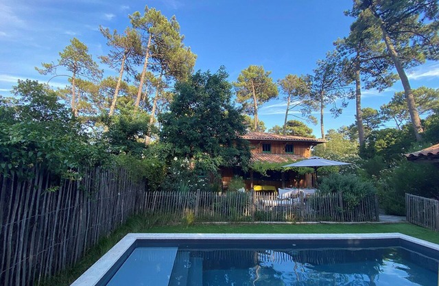 2 houses with swimming pool/capacity of 18 people