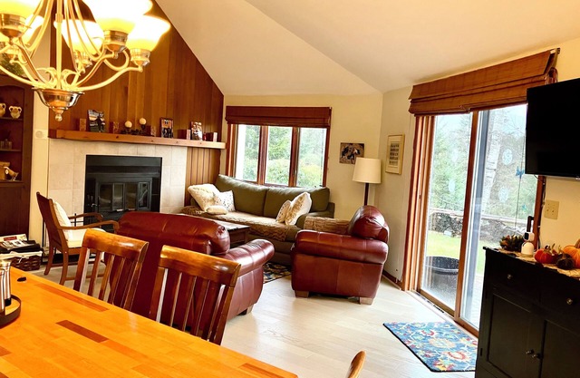 2 King Beds & Queen in Office Suite, Walk to Town