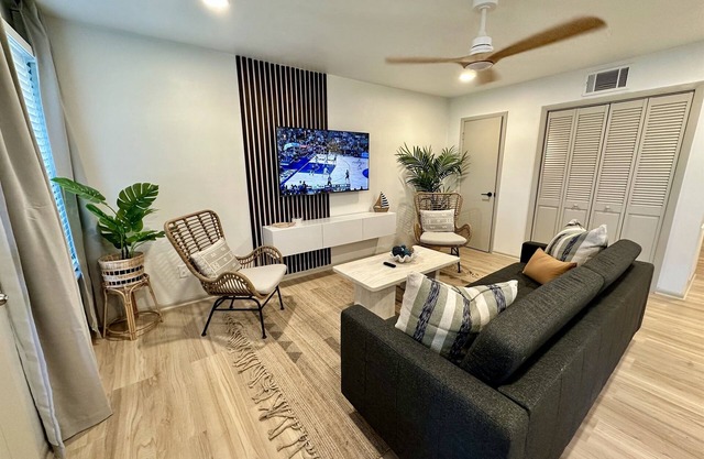2 King Beds - Top Floor End Unit 10