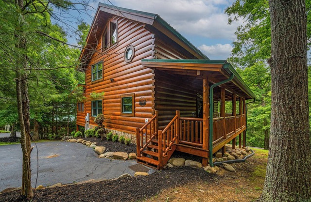 2 KING suites with 2 sofa beds, fireplace & hot tub BOOK NOW for SPRING!