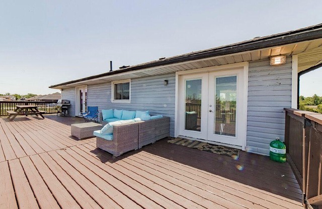 2 Level, 4 bedrooms (4 Queen Sized + 3 Additional Fold-able) , 2 washrooms